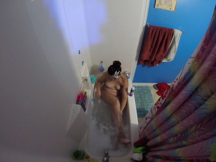 Ohdangitsmyfans: 욕조에서 다리와 보지를 면도하는 핫한 마누라