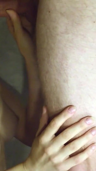 Kleine amateur-mädchen mit kleinen titten bekommt riesiges sperma in den mund