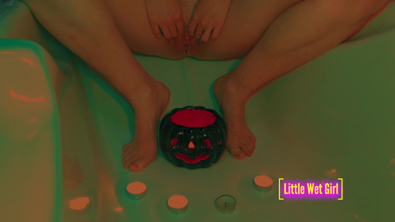 Little Wet Girl: Play pissing in pumpkin and candles on Halloween