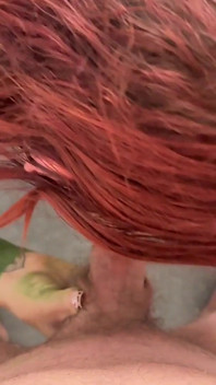 Poison Ivy neukt een fan