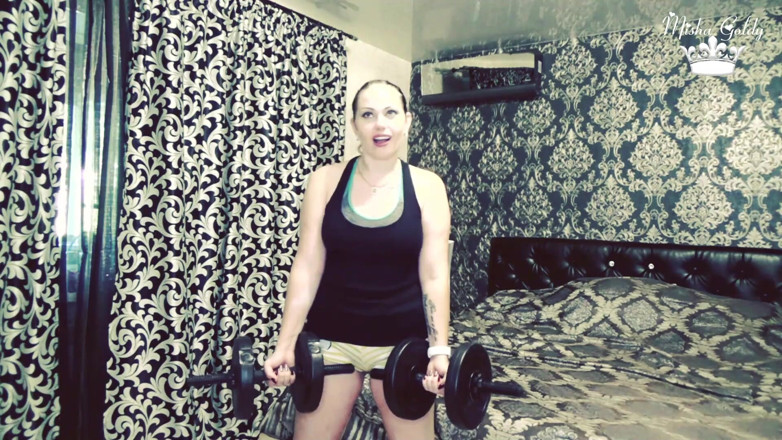Goddess Misha Goldy: 105 gewichthebe wiederholen für bizeps-herausforderung!