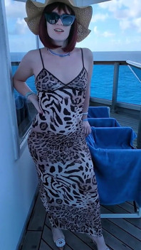 MILF Fodida Em Público Por Marinheiro Enquanto O Marido Corno Está No Banheiro