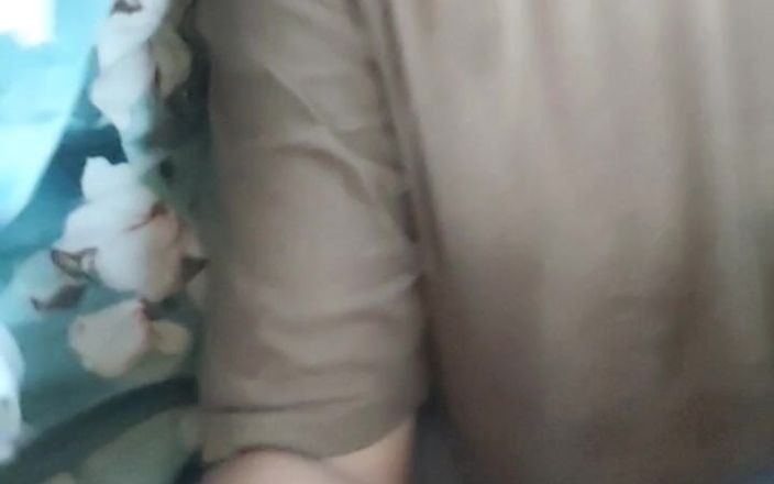 Hotfuck20: 그녀는 버스에서 나에게 핸잡을 하는 걸 좋아해