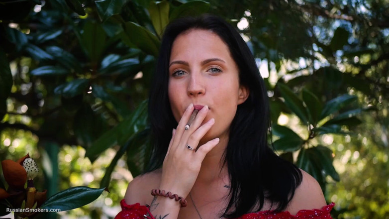 Russian Smokers: Kırmızı elbiseli ateşli esmer kadın sigara içiyor
