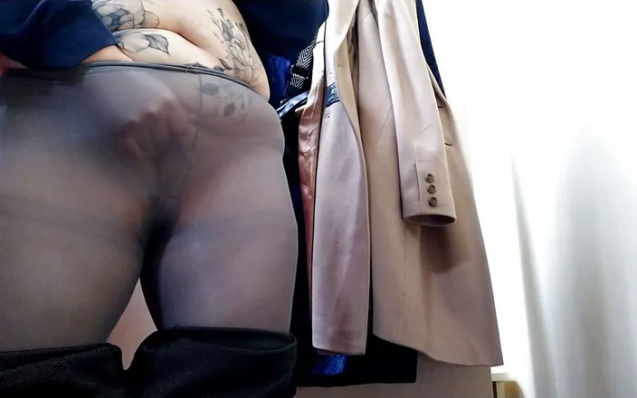 Elena: Lustful MILF got so horny on a walk with a...