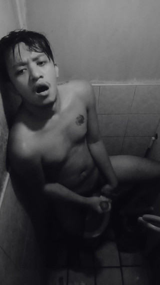 Rent A Gay Productions: Kraken - gece yarısı umumi tuvalette mastürbasyon yapıyor