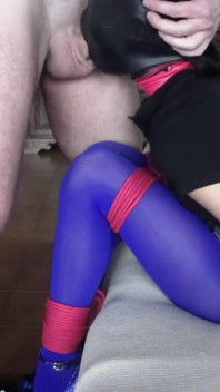 Svázaná v modrých punčochách a vysokých podpatcích, ballgagged musela sát velkého ptáka, dokud se jí nechytne do pusy