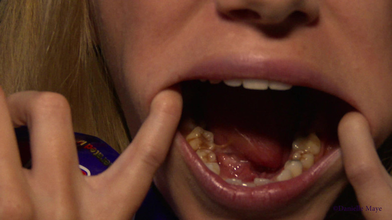 Danielle Maye: クローズアップチョコレートを食べる