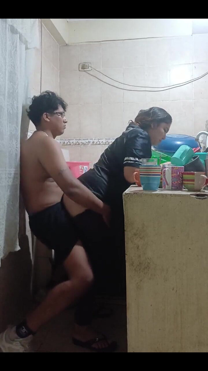 E-Alfa: 従業員がキッチンでセックス、上司の妻にメキシコシティで見つかりそうになった