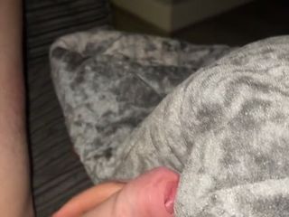 jay jenson: Намагаюся отримати підступну дрочку на дивані моїх товаришів, де я кінчу