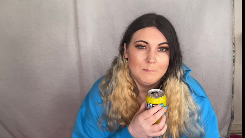 MissFFW: Pelacur bejat ini lagi asik ngentot memeknya pakai soft drink...