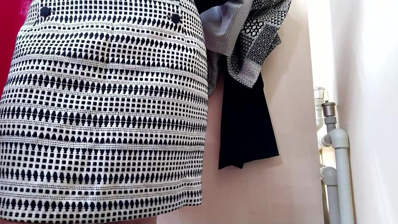 Elena: Omg! Ibu tiri Rusia mencuba skirt di bilik tukar di...
