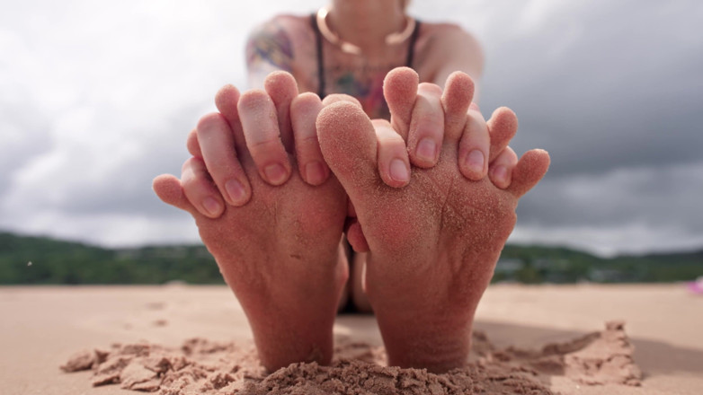 Karneli Bandi: Verehre meine füße am öffentlichen strand und hol meine erlaubnis, zu...