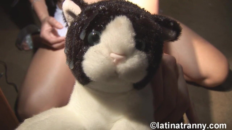 Nikki Montero: Nikki Montero goza sobre um brinquedo de pele masturbando