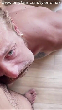 Un sexy twink avec une longue bite dure baise le cul de son entraîneur de gym à nu