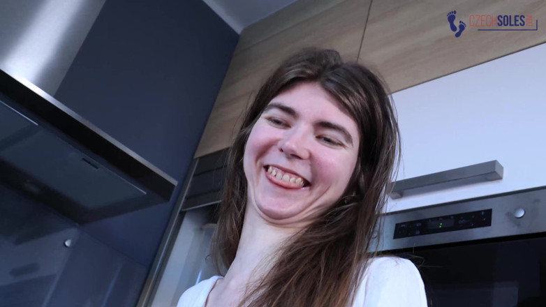 Czech Soles - foot fetish content: Otrok páchnoucí nohama je jí k dispozici