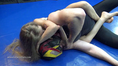 KO Entertainment: Bonnie Dolce vs. Mexičanka - šachový boj