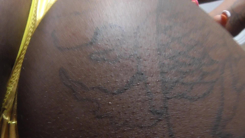 Femdom Austria: Zenci barbie prenses estrella'nın bakış açısı altın taytlı, altın frikikli...