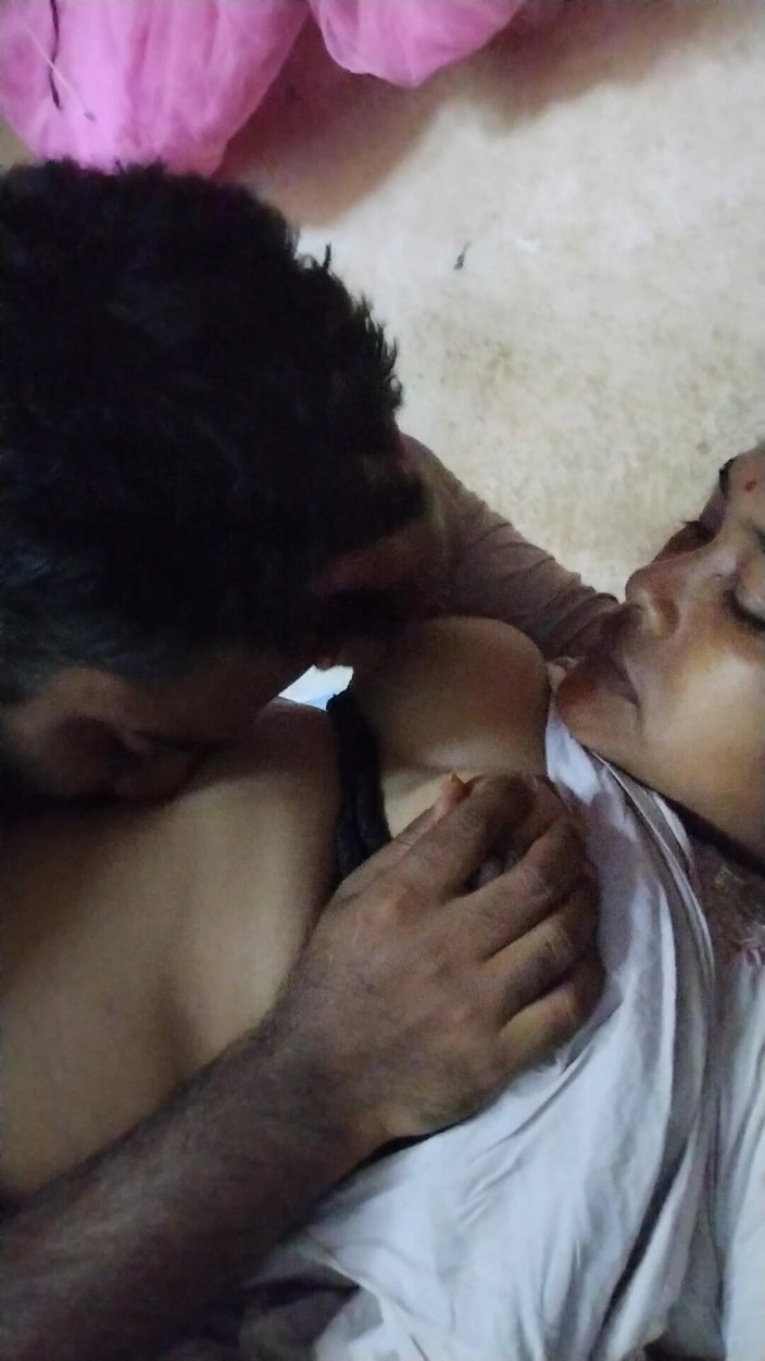 Mg3947731: Индийская милфа с огромными сиськами раздеваетСя с Saree Choli и трахается с Devar Ji