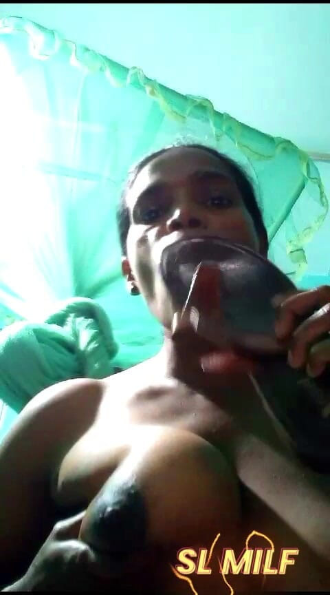 JANAKI: タミル人奴隷の熟女は靴をきれいにし、私は彼の口に唾を吐きました