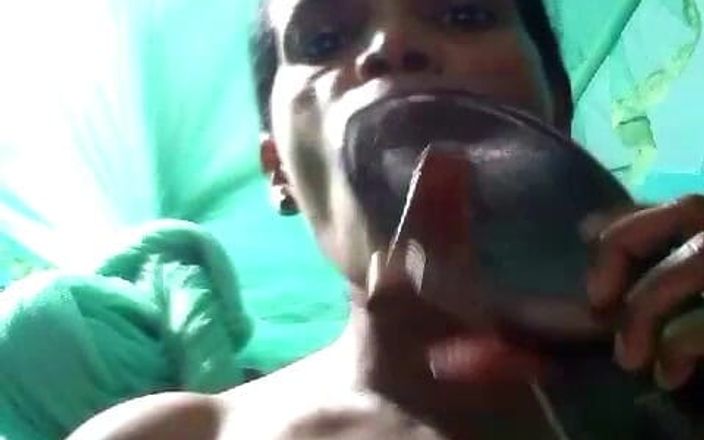 JANAKI: Tamil köle orta yaşlı seksi kadın ayakkabı temizledi ve ağzına...