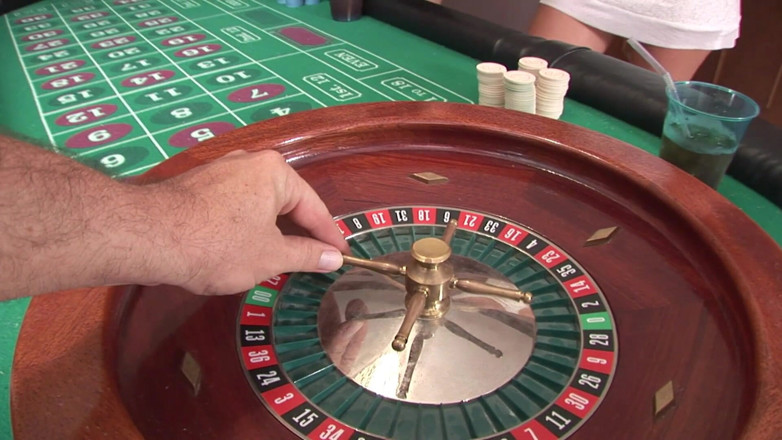 Cryptostudios: Awek kolej panas bermain permainan roulette berbogel