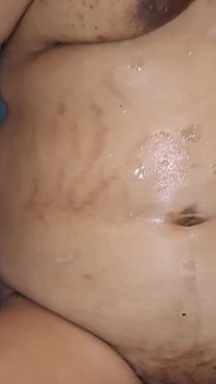 Suami menjilat mengongkek pepek saya, orgasme sengit, memancut ke seluruh perut saya