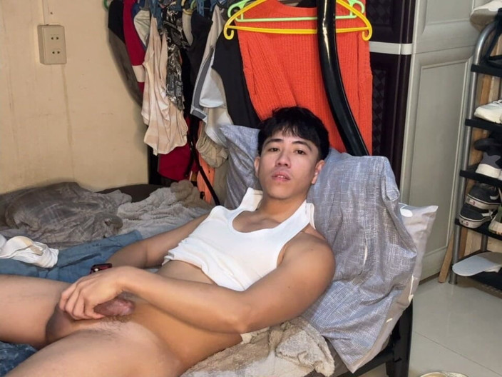 Jake7inch: 一人で部屋で雨の中でオナニーしている