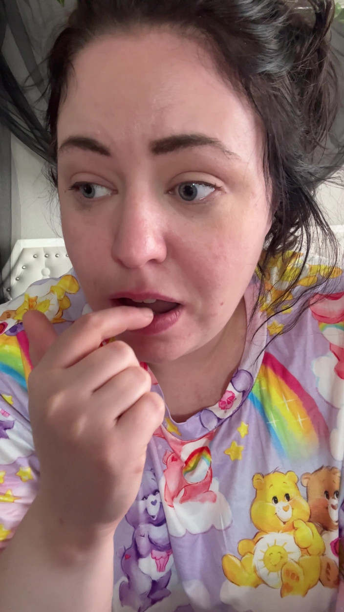 KinkyKatie: Feral BBW MILF Masturbiert in Nachthemd