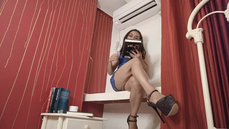 Hot army solo: 그는 내가 놀고 자지를 물로 빼주길 원해