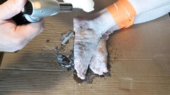 Bouncy Tits Action: Cera calda di candela sui miei piedi parte 2