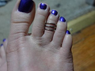 Deanna Deadly: Кивание пальцем ног с кольцом для ног и фиолетовыми ногтями на ногах