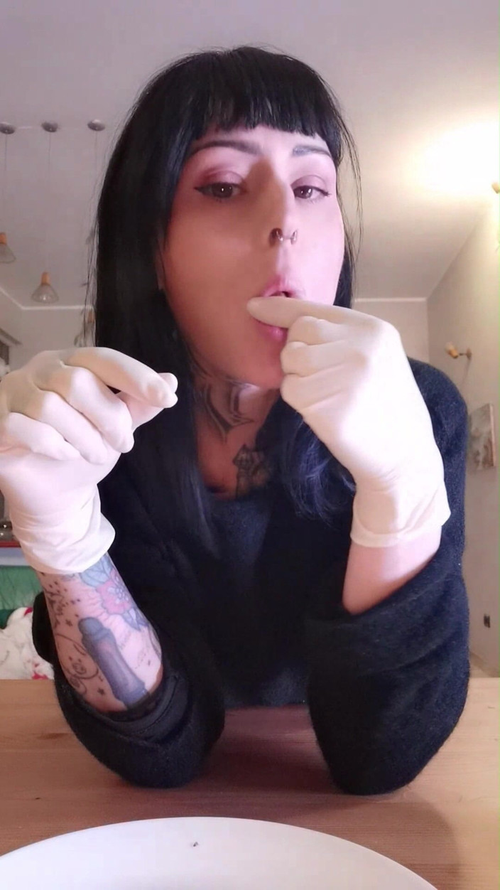 Your italian goddess: Îmi este foame acum mănânc somon alb din latex Zeița