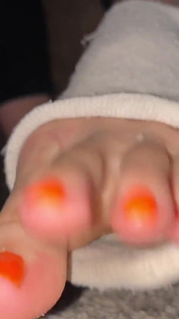Cowok pecinta fetish kaus kaki ini lagi asik goyangin - pov