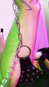 în cur cu vibratorul legat în latex transparent