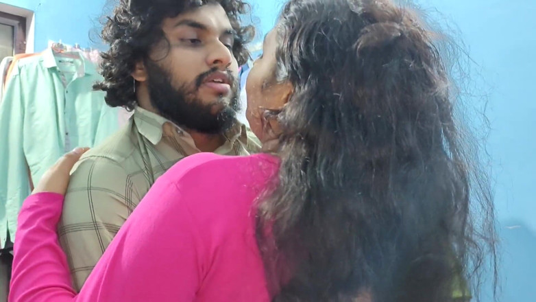 Vaigavarun45: 女老板和男性员工在办公室里激情做爱以说服老板