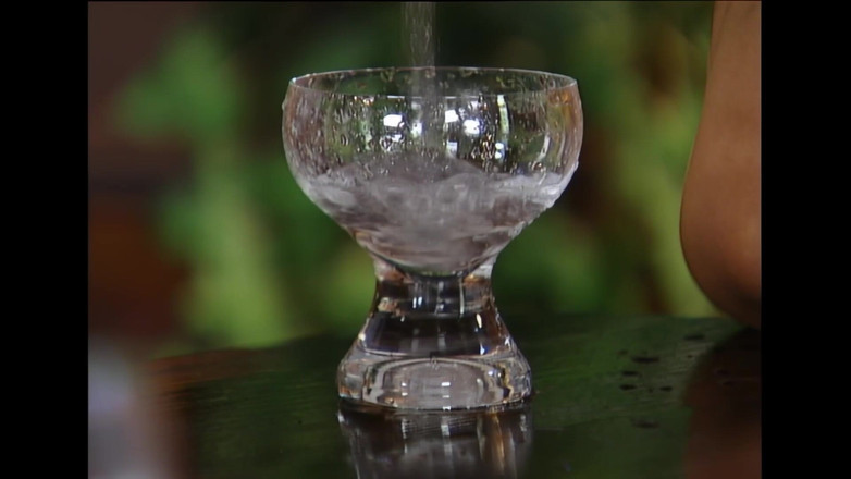 Piss Lover: 私たちは3回、ベットの周りを開いた口とおまんこに小便をかけます。