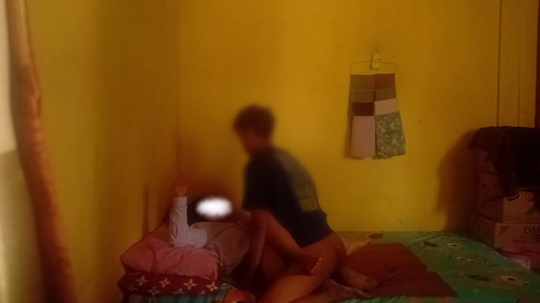 Famly sex: エントットの大学に通う10代の女の子が孤独なときの家で