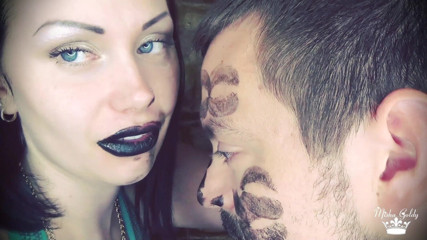 Goddess Misha Goldy: Coprendo Alex con il rossetto nero lucido bacia tutto il...