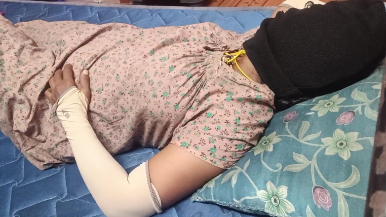 Reshmahotever: Tamil menina alimentando mamilo quente com sorvete e leite