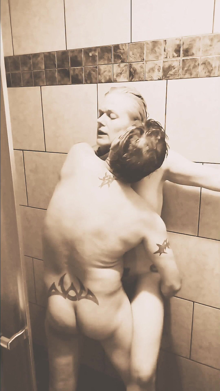 Bombstick and Trouble: Una sexy miLF scopa in doccia