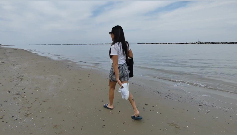 Ferrero anal experience: Baisée par une énorme bite sur une plage naturiste italienne. Partie 1.