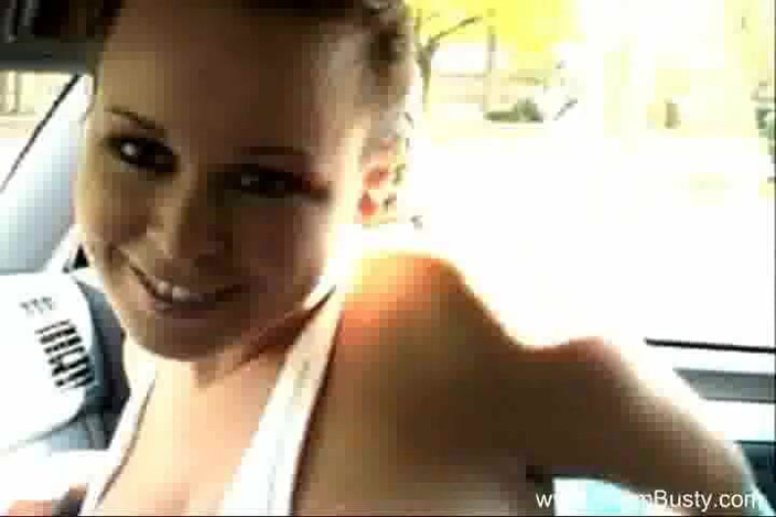Team Busty: Nena amateur de grandes tetas lo masturba en el coche