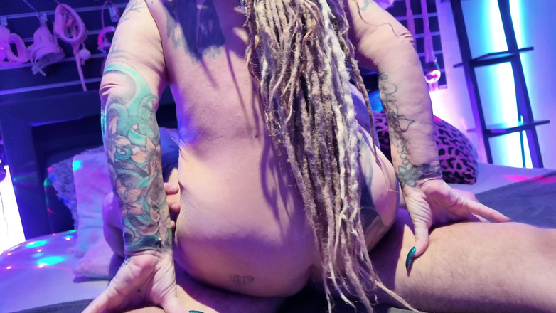 Domina Dark: Üvey annesinin vücudunu okşuyor