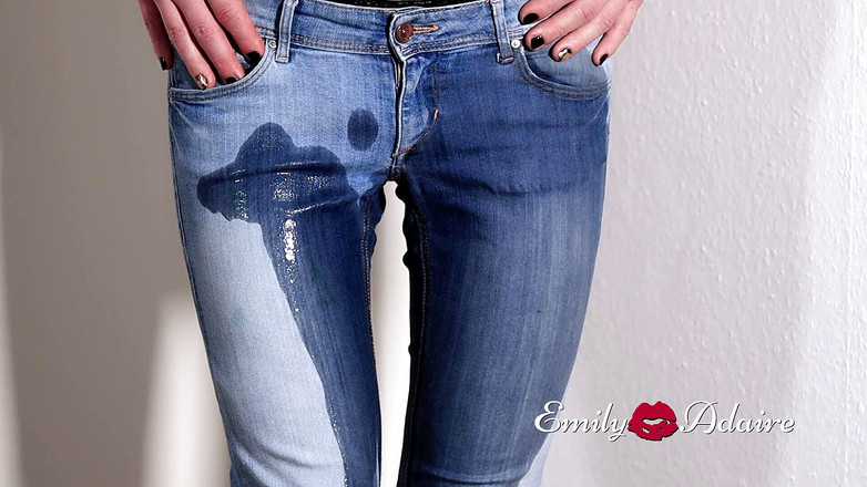 Emily Adaire: 쪼이는 청바지를 입고 오줌 싸는 트랜스 소녀