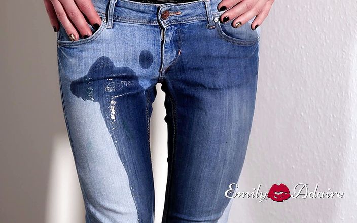 Emily Adaire TS: Девушка-транс писает в ее тугих синих джинсах