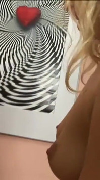 Blondynka rozprzestrzenia swoją cipkę na wielkiego kutasa i sprawia, że cum