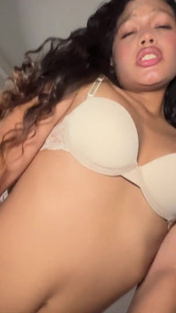 Tiny Step Ses je sexuální zrůda