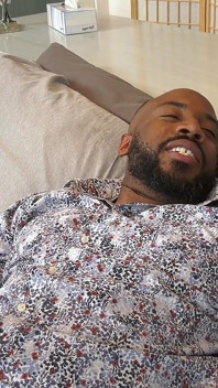 Persönliche assistentin Luna Legend hilft Jovan Jordan
