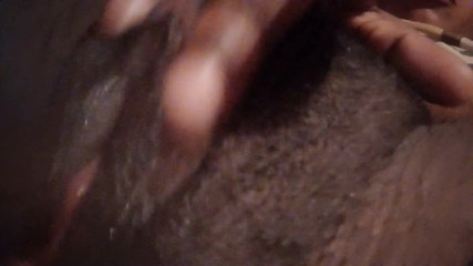 Super sexy ebony cuties: Reiben Fingern Meine Behaarte Schwarze Muschi Erstaunlich Intensiver Orgasmus